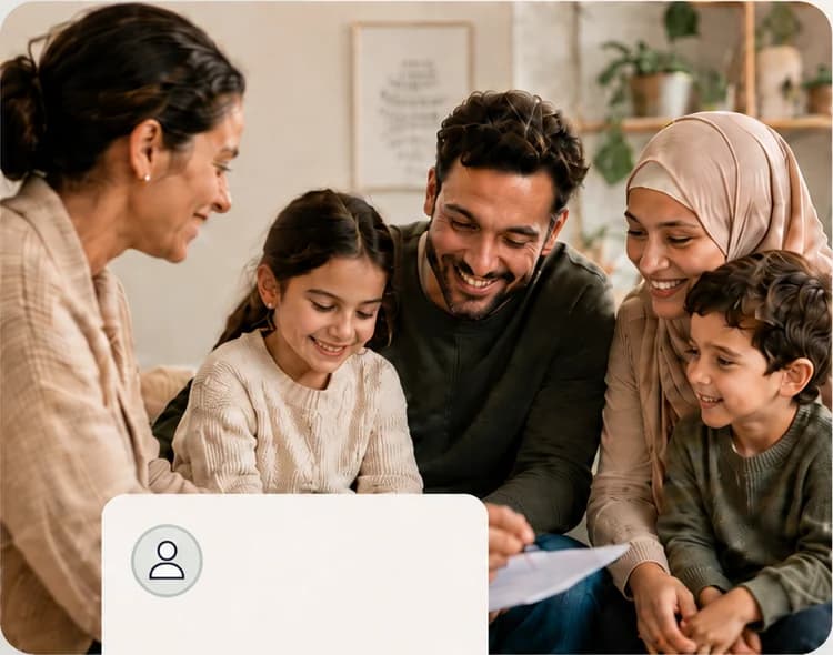 Beratungssituation mit einer Familie in einem hellen Raum